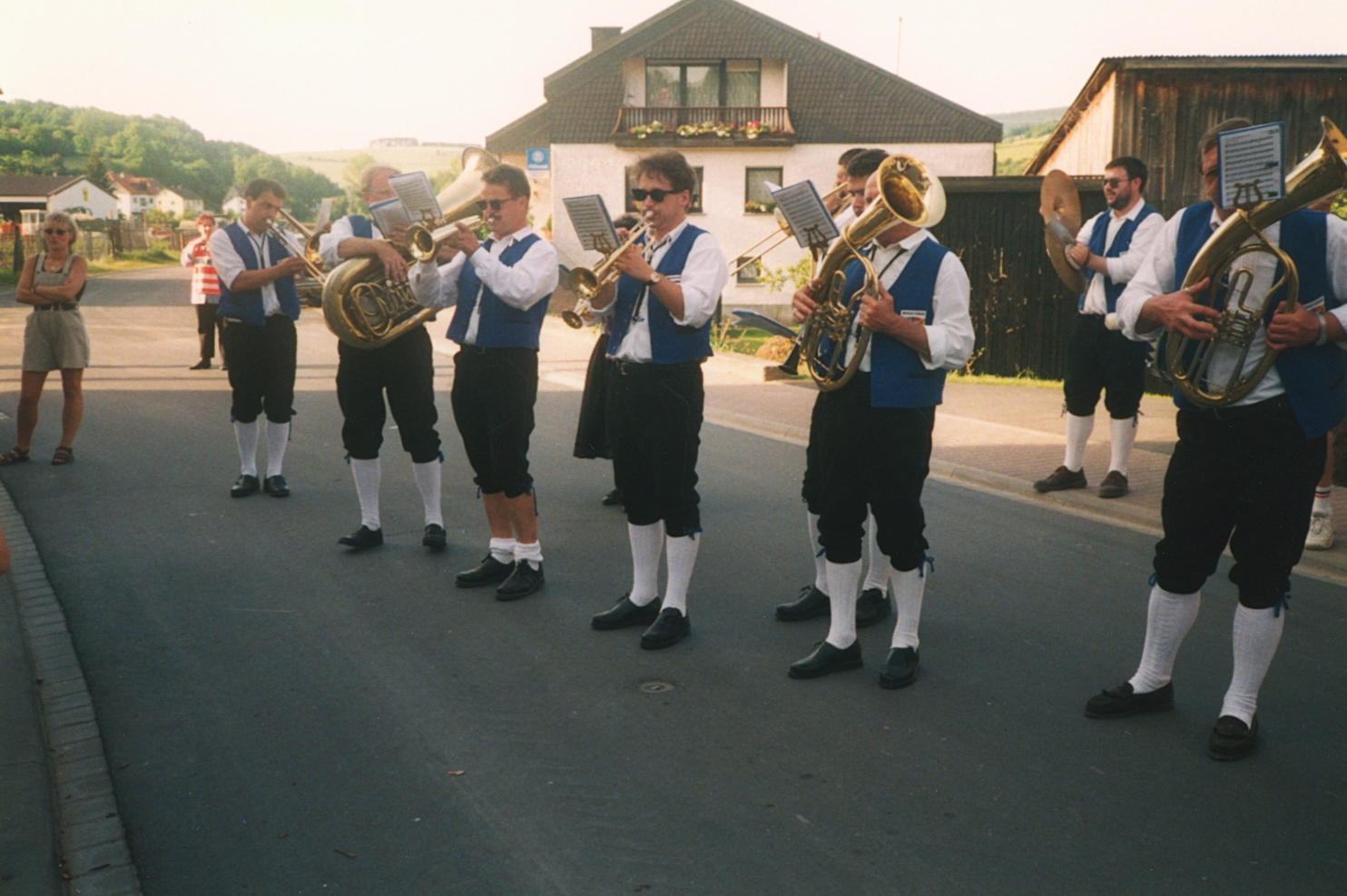 Die Fußballer des TVM feiern den Aufstieg am 28.5.1995